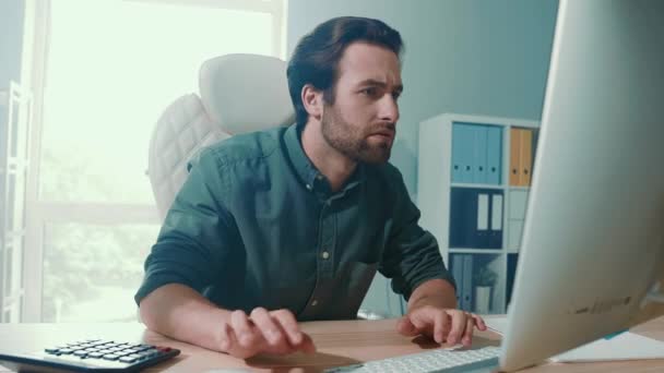 좌절감에 빠진 금융업자 책상에 앉아 있는 사람은 자료 자금 작업 공간을 놓친 장치를 사용 한다 — 비디오