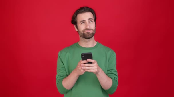 Vlogger guy gadget gebruik antwoord feedback beslissen geïsoleerde glans kleur achtergrond — Stockvideo