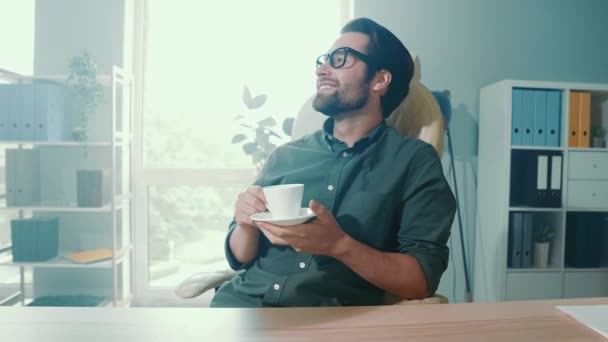 Positieve investeerder financier afwerking project drinken koffie rust bureau werkruimte — Stockvideo