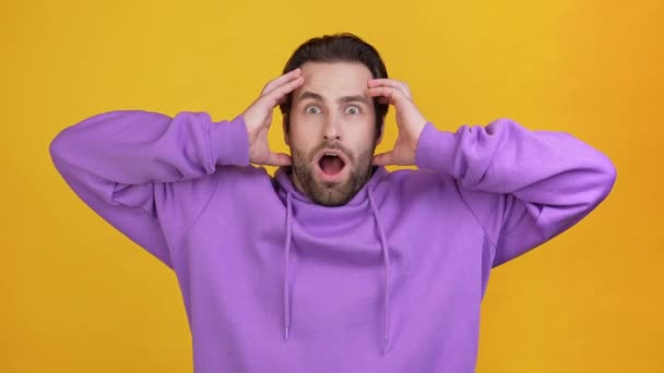 Shock guy open ogen horror droom dutje schreeuwen geïsoleerde glans kleur achtergrond — Stockvideo