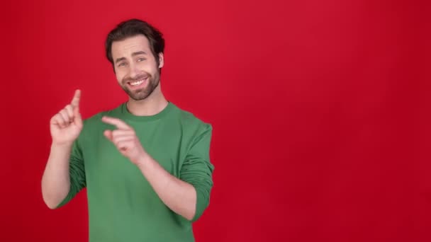 Guy promotor punto espacio vacío anuncio aislado color brillante fondo — Vídeo de stock