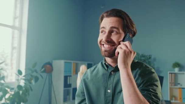 Consultor confiante cara stand mesa chamada gadget telefone líder espaço de trabalho — Vídeo de Stock