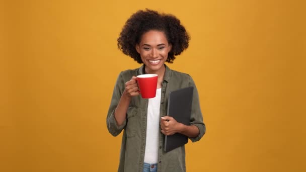 Lady ceo segurar netbook desfrutar de caneca de cafeína isolado fundo cor de mostarda — Vídeo de Stock