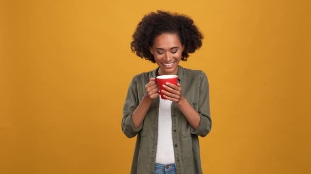 Lady hold csésze elképzelni forró mocha izolált mustár bézs színű háttér — Stock videók