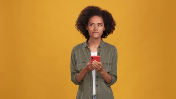 Blogger lady use dispositivo mente comentario aislado mostaza color fondo — Vídeos de Stock