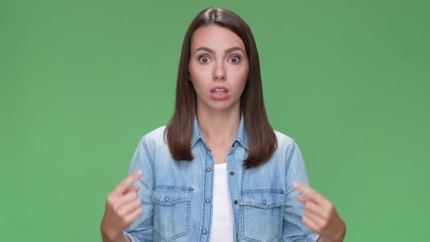 Você senhora errada apontar seu auto impressionado fundo cor verde isolado — Vídeo de Stock