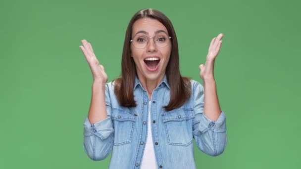 Lady blij geluk winnen bericht vuist omhoog schreeuwen geïsoleerde groene kleur achtergrond — Stockvideo