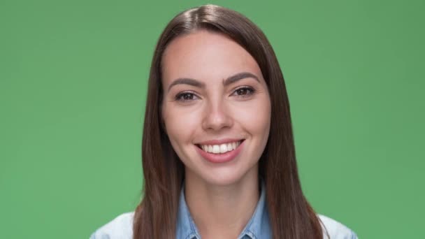 Retrato senhora radiante sorrindo piscadela isolado cor verde fundo — Vídeo de Stock