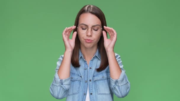 Beschouw dame denken diep werk taken geen antwoord geïsoleerde groene kleur achtergrond — Stockvideo