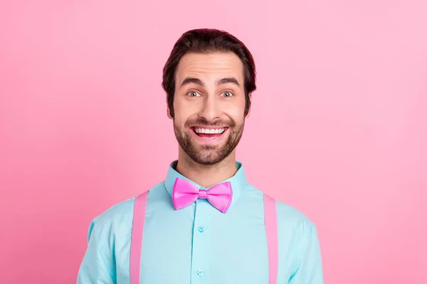 Bilde av imponert ung mann med turkise klær smilende rosa fargebakgrunn – stockfoto