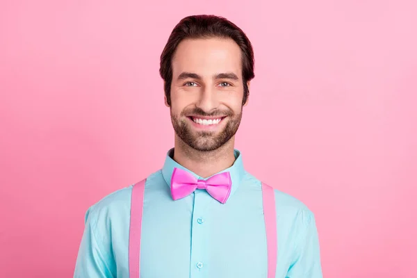 미남의 젊고 잘생긴 젊은 남자가 핑크 색 배경을 보고 웃고 있는 사진 — 스톡 사진