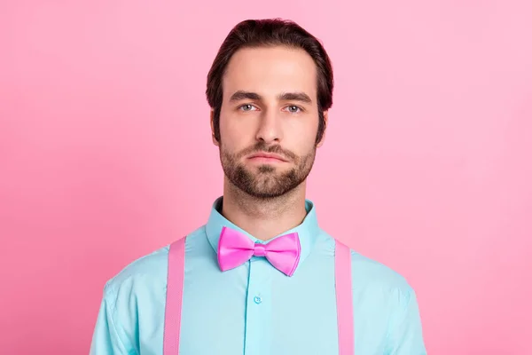 Photo of serious confident young man wear turquoise outfit bewtie isolated pink color background — Stock Photo, Image