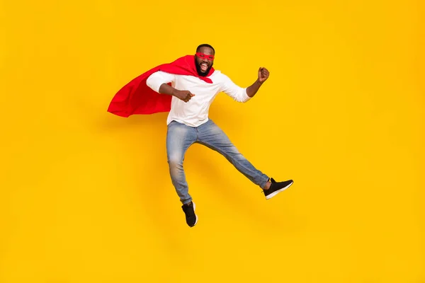 Ganzkörper-Foto von energischen aktiven Kerl Flug gute Laune Eile Hilfe isoliert auf gelbem Hintergrund — Stockfoto
