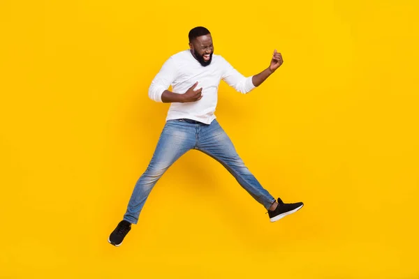 Retrato de tamaño completo de hombre excitado activo manos tocando imaginar guitarra divertirse regocijo aislado sobre fondo de color amarillo — Foto de Stock