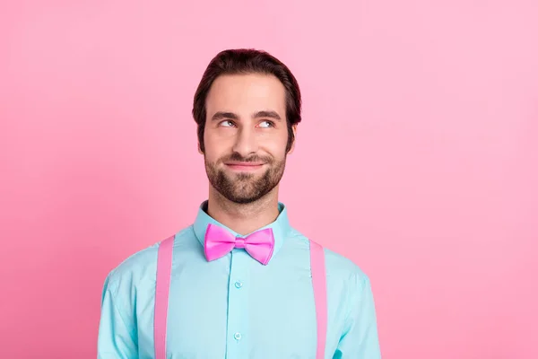 Foto de sonho bonito jovem desgaste turquesa roupa sorrindo olhando espaço vazio isolado cor de fundo rosa — Fotografia de Stock