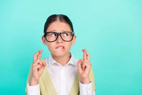 Foto de nerviosa dama cruzada dedos morder labio mirada espacio vacío desgaste verde superior aislado color verde azulado fondo — Foto de Stock