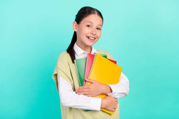 Foto der positiven Dame halten Haufen Copybook Look vorbereiten Schule tragen grüne Top Strickjacke isoliert Krickente Farbe Hintergrund — Stockfoto