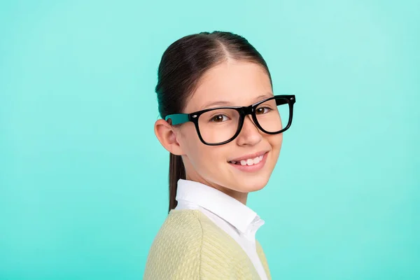 Foto de positivo agradable escuela chica brillante sonrisa radiante desgaste especificaciones verde cárdigan superior aislado color turquesa fondo — Foto de Stock