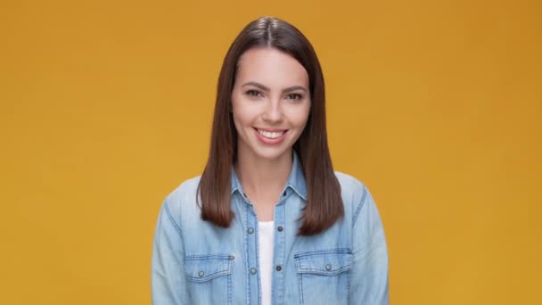 Lady sguardo in macchina fotografica irradiante sorriso isolato su sfondo marrone senape colore — Video Stock