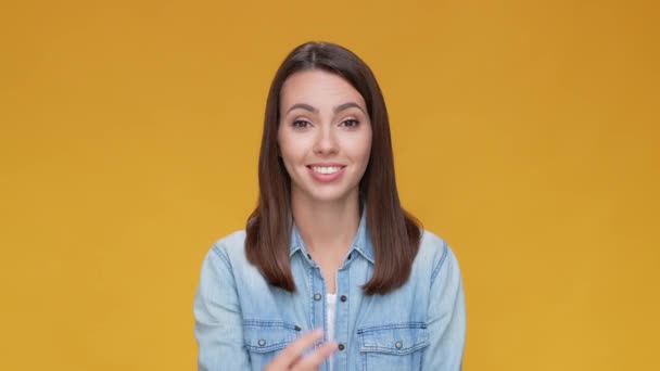 Lady show two fingers see you dont do it isolated mustard color background — Stock Video