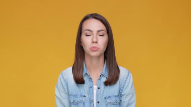 Señorita positiva engaño palo lengua aislado marrón mostaza color fondo — Vídeos de Stock