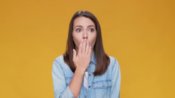 Ανήσυχη κυρία μοιράζονται καινοτομία πρόβλημα απομονωμένο μπεζ φόντο χρώμα μουστάρδας — Αρχείο Βίντεο