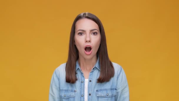 Lady hören schreckliche covid 19 Nachricht isoliert braun Senf Farbe Hintergrund — Stockvideo