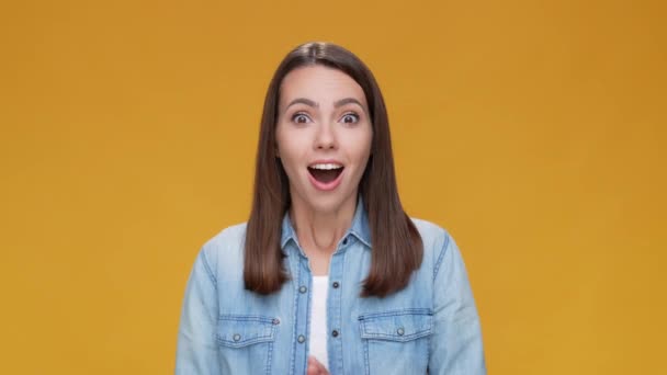 Lady onder de indruk ongelooflijk nieuwigheid win geïsoleerde bruine mosterd kleur achtergrond — Stockvideo