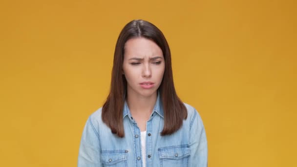 Mujer malsana toque dedo cabeza presión arterial aislado color beige fondo — Vídeos de Stock