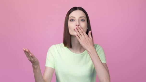 Adorável senhora agradável enviando muitos ar beijo isolado cor-de-rosa fundo — Vídeo de Stock