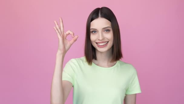 Aranyos csinos hölgy, hogy oké szimbólum sugallja hirdetések elszigetelt pasztell szín háttér — Stock videók