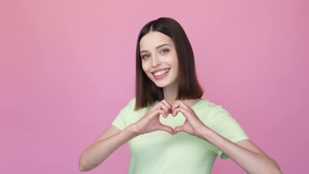 Schöne Dame machen Herz Liebe Freund Symbol isoliert Pastellfarbe Hintergrund — Stockvideo