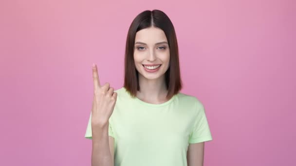 Lady tonen een twee drie vier vijf keer wachten geïsoleerde roze kleur achtergrond — Stockvideo