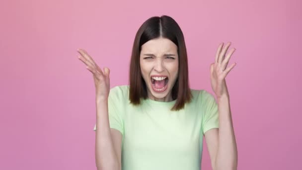 Señora molesta grito fuerte desacuerdo argumentar aislado color rosa fondo — Vídeo de stock