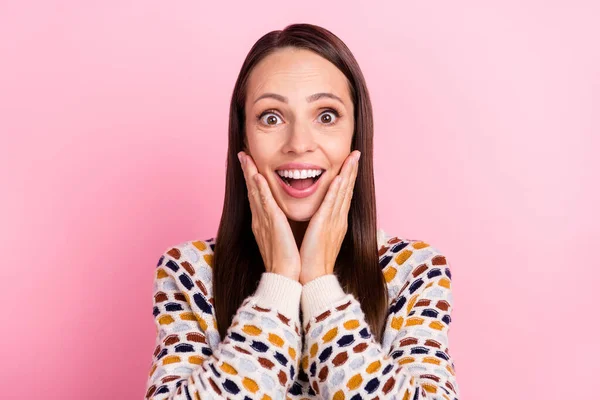 Фото впечатленной смешной молодой женщины носить пунктирный свитер улыбающиеся руки щеки изолированные розовый цвет фона — стоковое фото