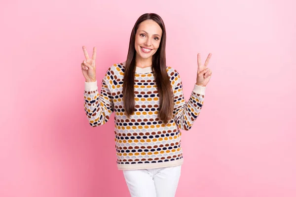 Zdjęcie funky urocza dojrzała pani ubrany pullover wydruku pokazując dwa V-signs uśmiechnięty odizolowany różowy kolor tła — Zdjęcie stockowe