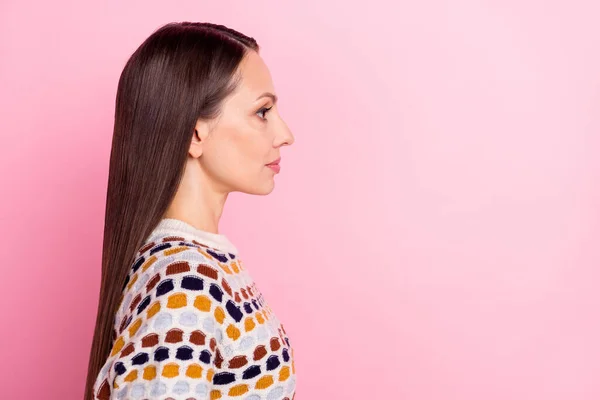 Foto di grave fiduciosa giovane donna indossare maglione punteggiato cercando spazio vuoto isolato sfondo di colore rosa — Foto Stock