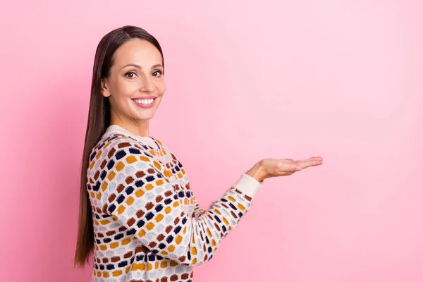 Foto di bella adorabile giovane donna indossare maglione punteggiato in possesso di due braccia spazio vuoto isolato colore rosa sfondo — Foto Stock