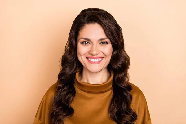 Porträtt av attraktivt innehåll glad vågigt hår kvinna strålande leende isolerad över beige pastell färg bakgrund — Stockfoto