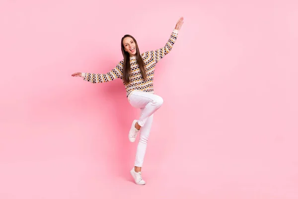 Foto von entzückenden lustigen reifen Dame gekleidet Druck Pullover tanzen Arme Hände Seiten lächelnd isoliert rosa Farbe Hintergrund — Stockfoto