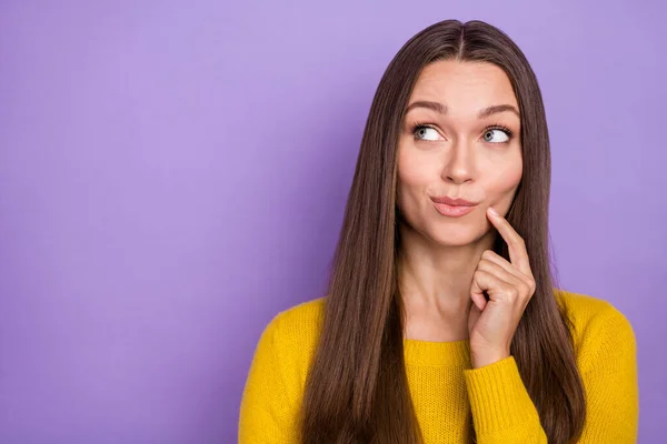 Foto de morena joven seria mirada espacio vacío desgaste jersey amarillo aislado sobre fondo de color violeta —  Fotos de Stock