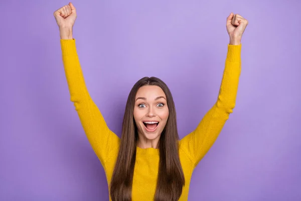 Fénykép a fiatal vidám hölgy örüljön győzelem öklök kéz félelmetes kedvezmény kiabálni elszigetelt felett lila színű háttér — Stock Fotó