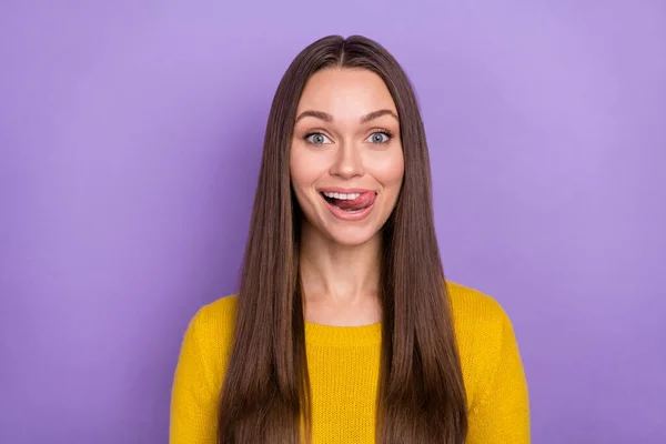 Foto van jonge aantrekkelijke dame likken tanden heerlijk dessert flirty geïsoleerd over violette kleur achtergrond — Stockfoto