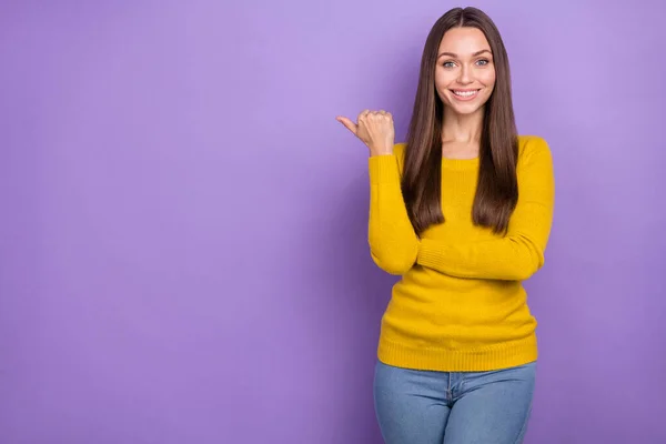 Foto di giovane ragazza allegra indicare pollice spazio vuoto promozione pubblicizzare suggerire isolato su sfondo di colore viola — Foto Stock