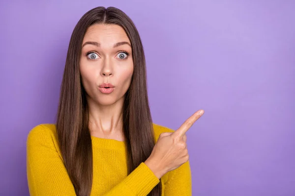 Foto da jovem mulher impressionada indicar espaço vazio dedo anunciar proposição direta isolada sobre fundo cor violeta — Fotografia de Stock