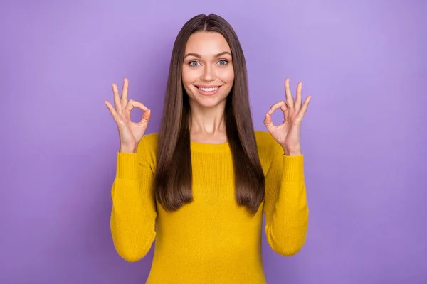 Foto de mujer joven alegre mostrar okey símbolo anuncio gran aprobar aislado sobre fondo de color violeta —  Fotos de Stock