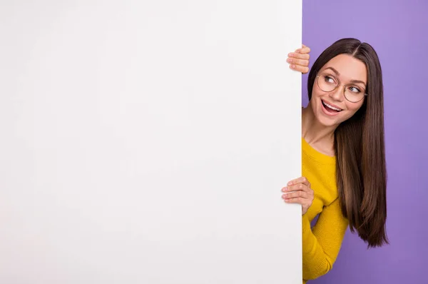 Фото молодой женщины хорошее настроение выглядеть бумажный плакат рекламные очки изолированы на фиолетовый цвет фона — стоковое фото