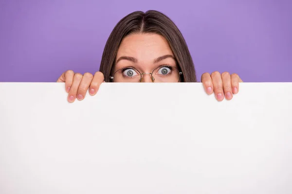 Foto wanita muda gila memegang tangan kosong iklan banner menyembunyikan wajah rumit terisolasi atas warna latar belakang ungu — Stok Foto