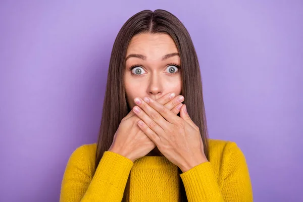 Fotografie mladé ženy zavřít paže ústa potíže říct tajné drby izolované přes fialové barvy pozadí — Stock fotografie