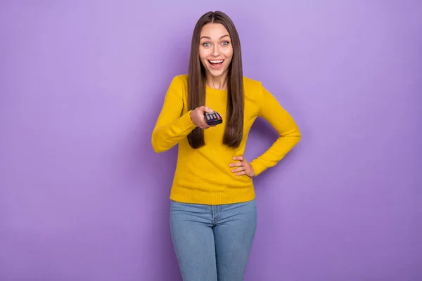 Kuva nuori kaunis nainen nauraa huumoria vitsi katsella komedia tv viikonloppuna eristetty violetti väri tausta — kuvapankkivalokuva